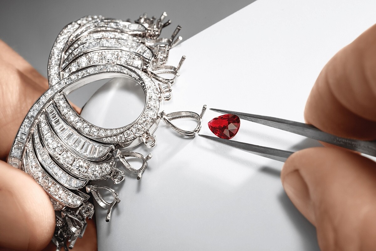 Piaget伯爵「Festive Lights慶典之光」紅寶石頂級珠寶腕錶細節工藝圖