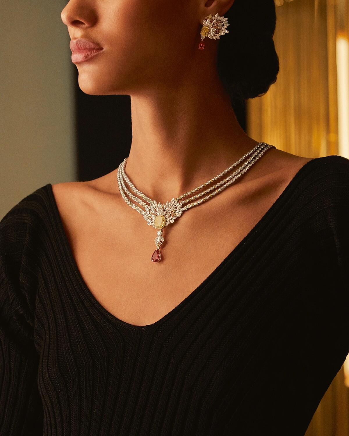 Piaget伯爵彩色寶石項鍊「Infinite Lights 永恆光境」模特兒穿戴圖