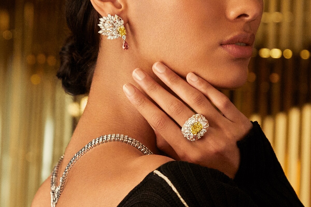 Piaget伯爵彩色寶石項鍊「Infinite Lights 永恆光境」模特兒穿戴圖