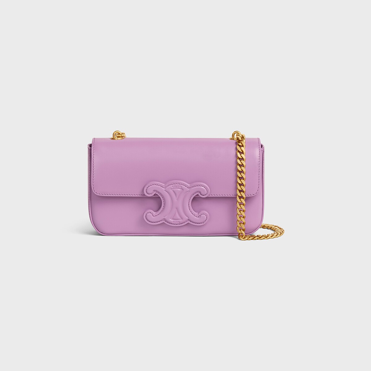 CELINE 紫色鍊條皮革肩背包，NT97,000。