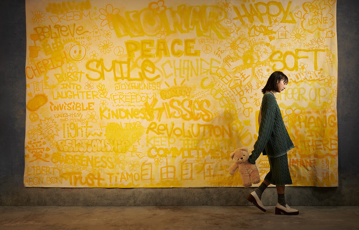 卡其色短版襯衫、仿舊針織衫、仿舊針織及膝裙、灰色襪子，all by Miu Miu；白色樂福鞋，Tod&rsquo;s。