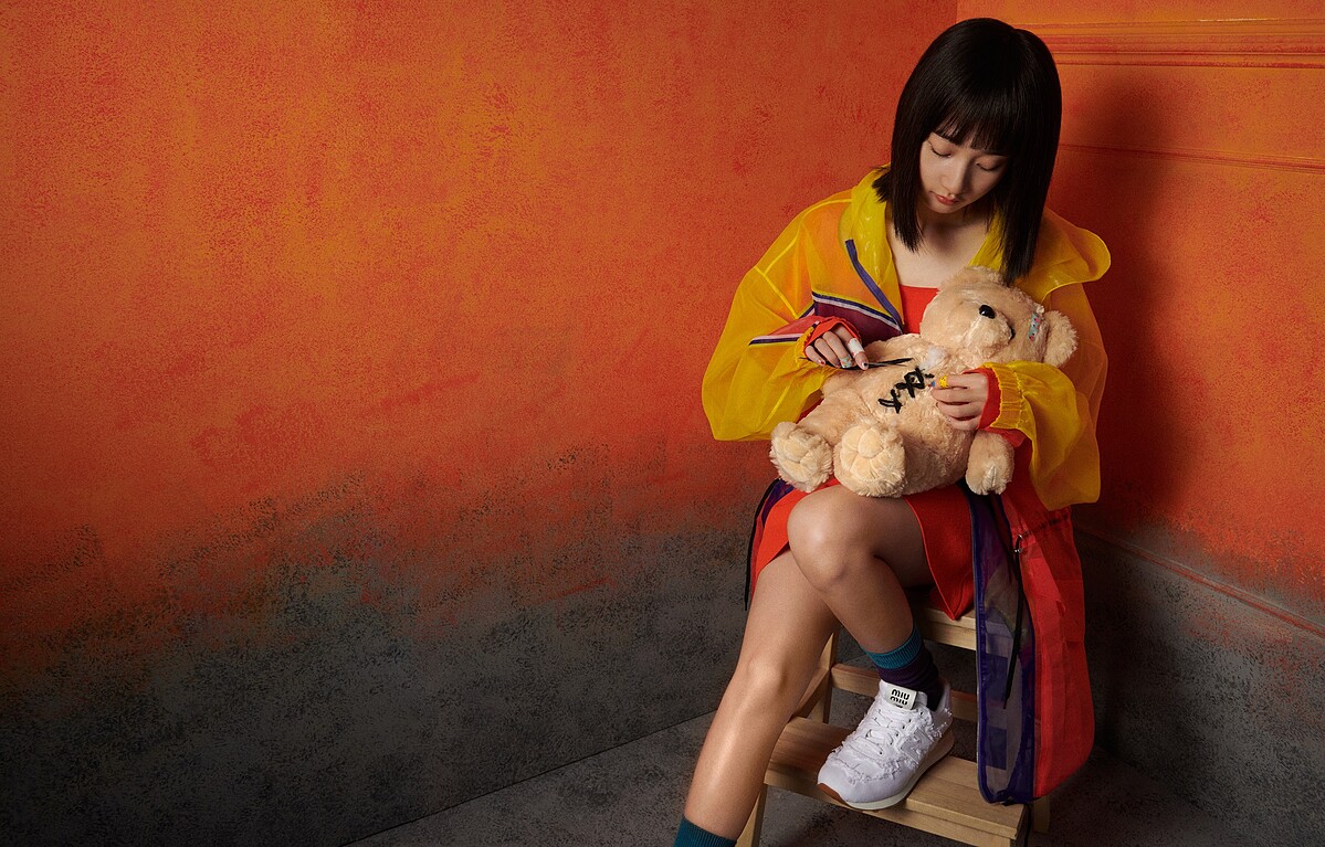  橘色洋裝、彩色拼接外套，both by Tod&rsquo;s；白色球鞋，New Balance x Miu Miu；紫色襪子、藍色襪子，Uniqlo。