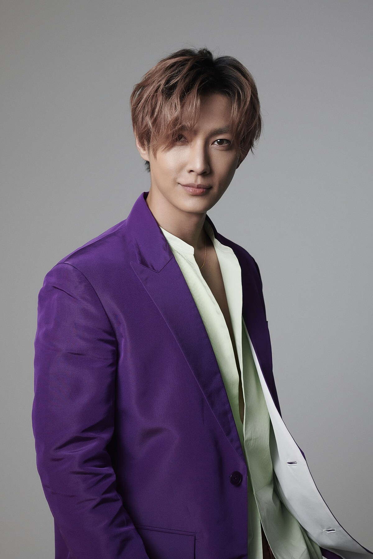 紫色西裝外套、薄荷綠襯衫，both by Valentino。