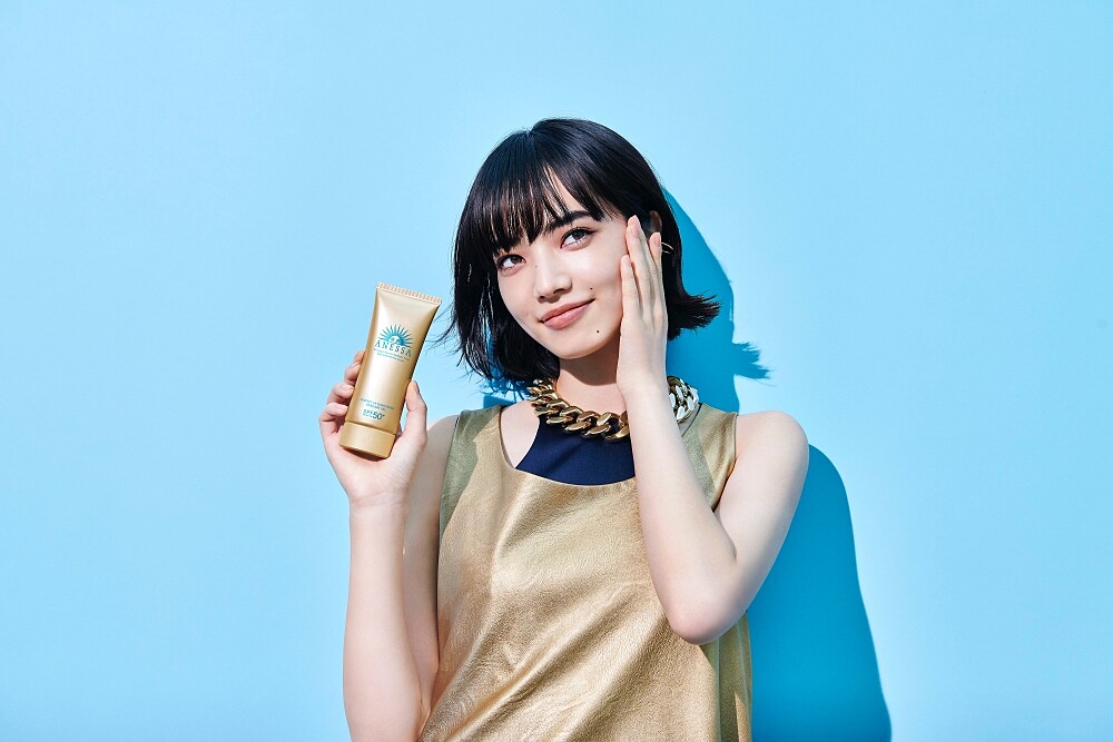 日本時尚新女神小松菜奈(Komatsu Nana)自然健康形象，2022年受邀擔任安耐曬年度代言人，也透過形象展示，讓大眾一窺頂流女星容光始終健康明亮的秘訣-金鑽水透妍妝前乳N。