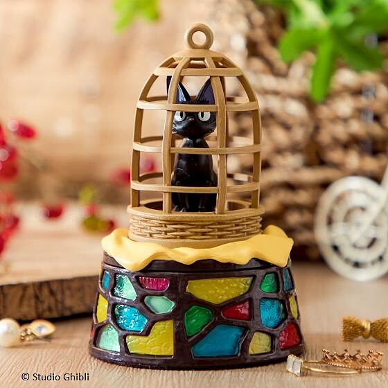 「飾物盒 魔女宅急便 籠子裡的吉吉」$700，為高雄漢神巨蛋店先行販售商品之一，精緻重現電影場景