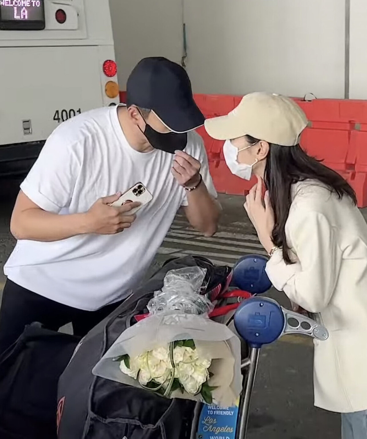 玄彬與孫藝珍飛抵美國低頭私語