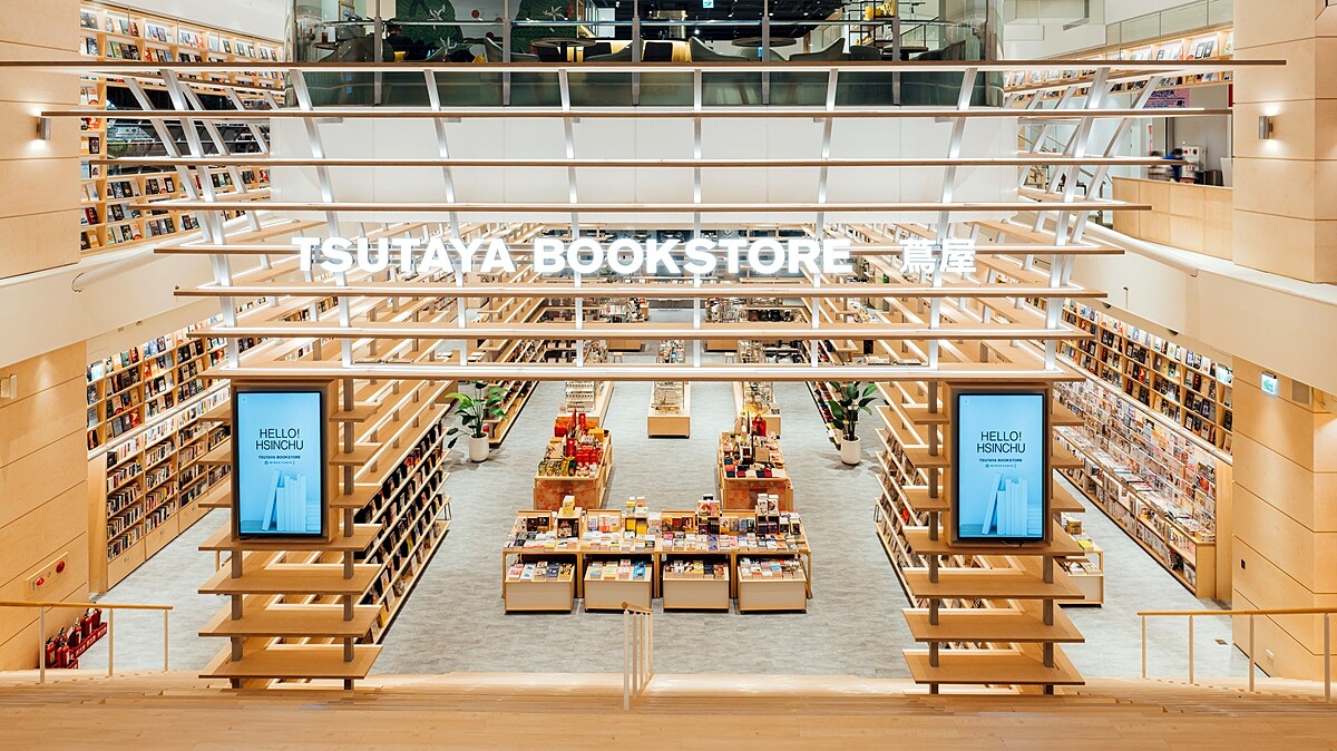 貫穿兩層樓的環景書牆超吸睛