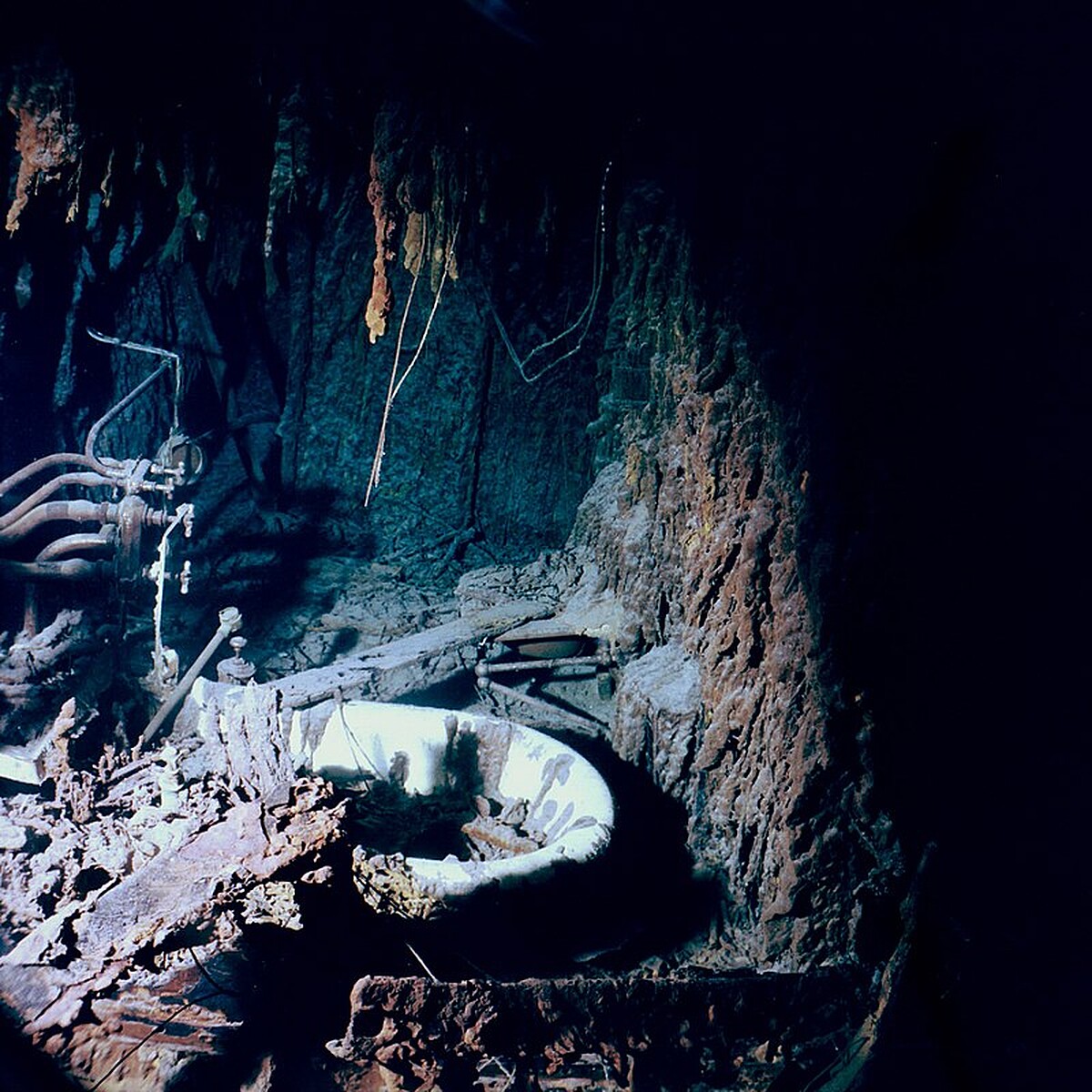 愛德華·史密斯船長的浴室,只看見斑駁的浴缸。(圖:Lori Johnston)