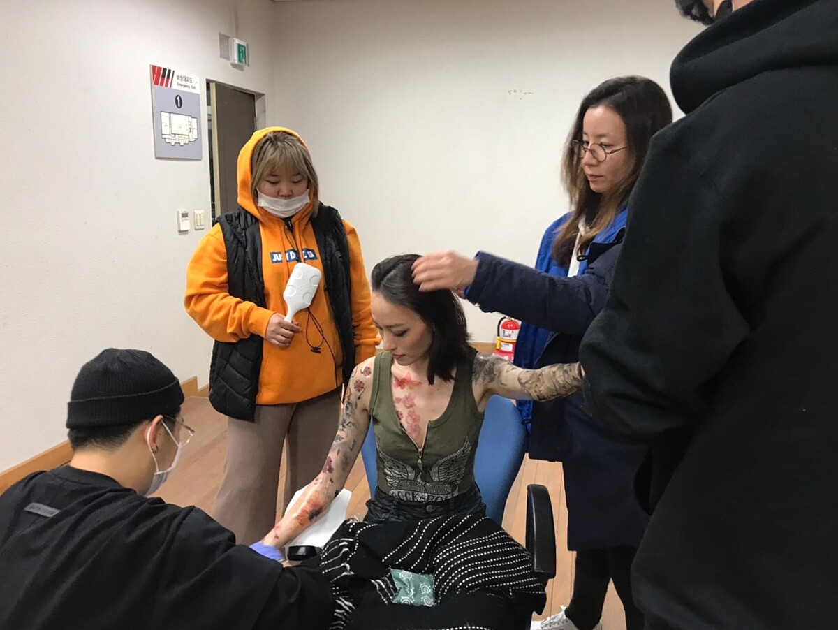 韓國化妝團隊替姚以緹打造特殊刺青造型