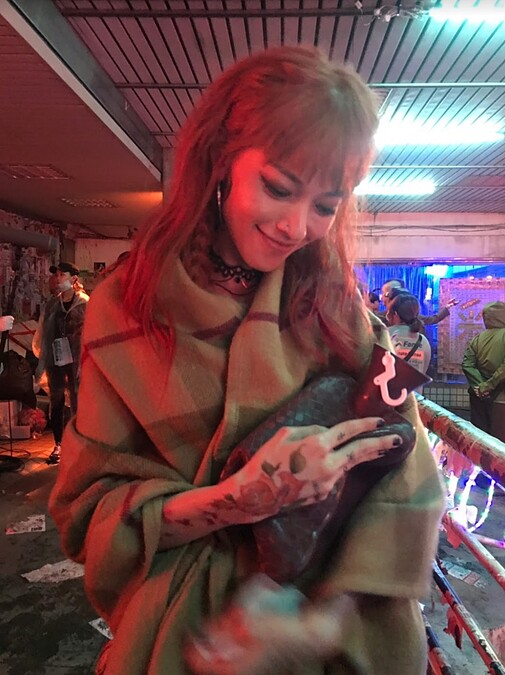 朴海秀貼心為姚以緹送上暖水袋