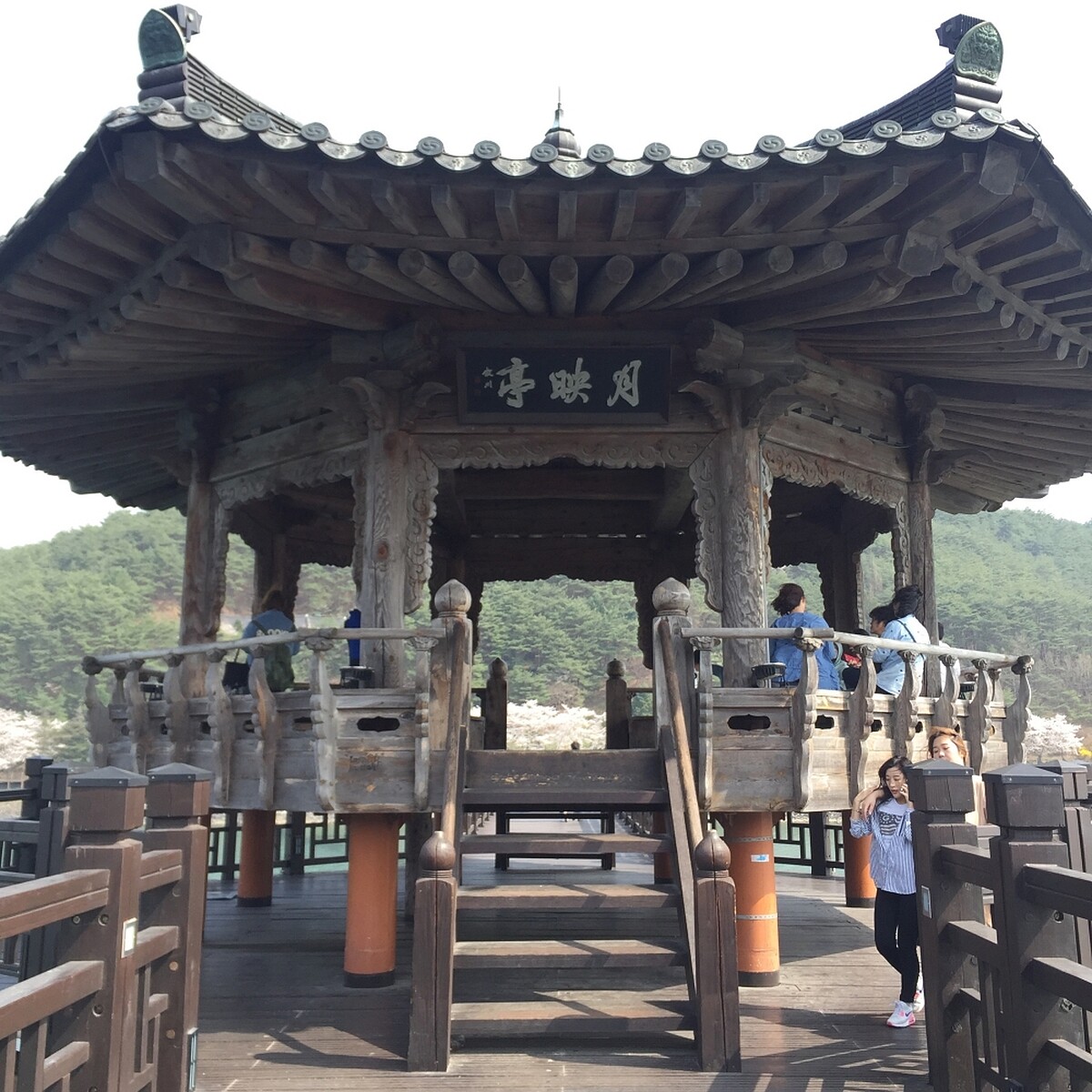 月映橋上的月映亭。