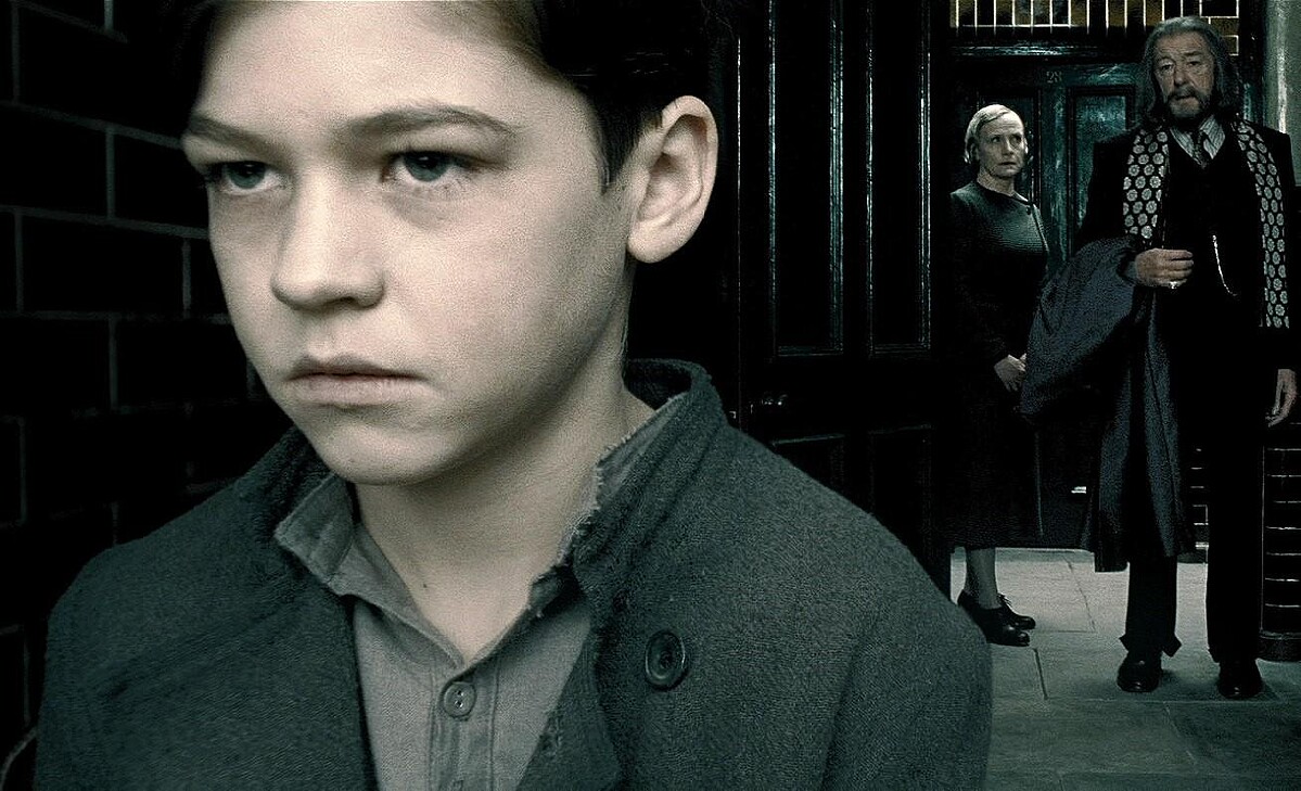 由飾演佛地魔的拉爾夫&middot;費因斯的侄子客串的童年版佛地魔