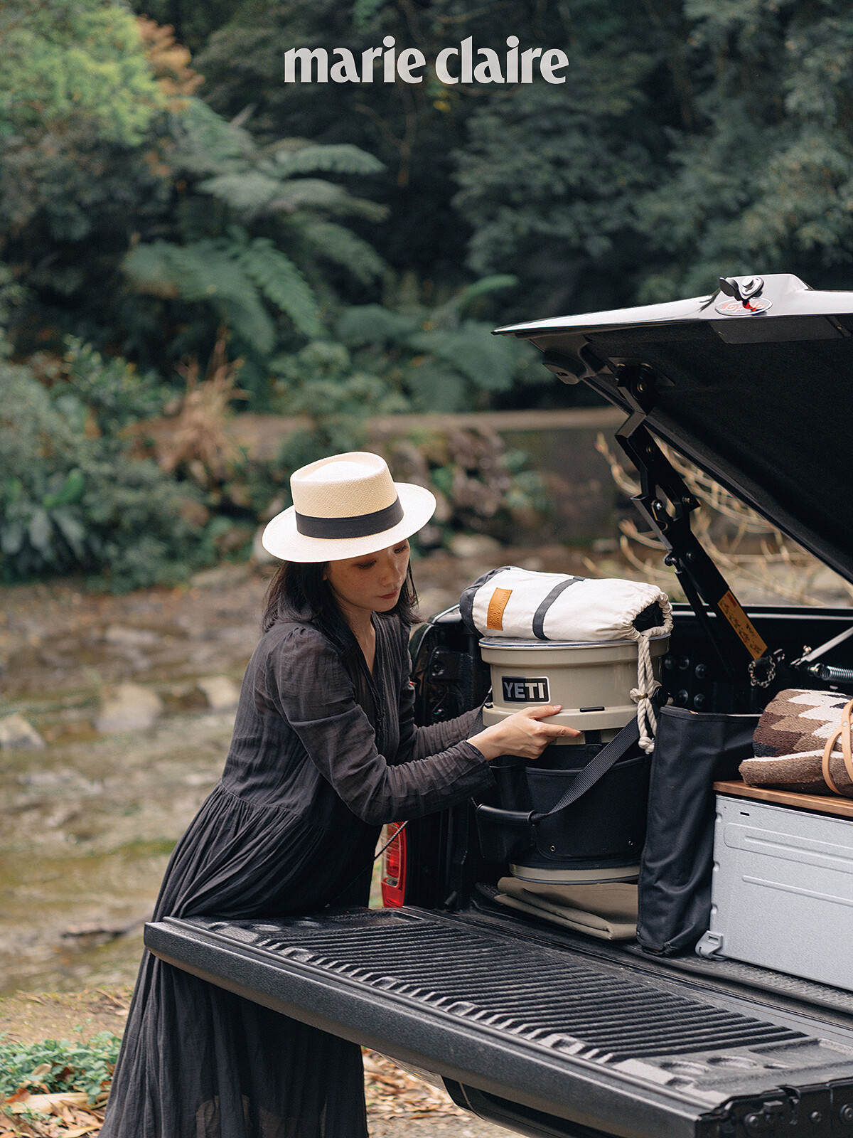 任誰也無法想像外觀黑色巨大又粗獷的皮卡，在駕駛座上是位頭戴草帽身穿黑色柔美洋裝的女子。