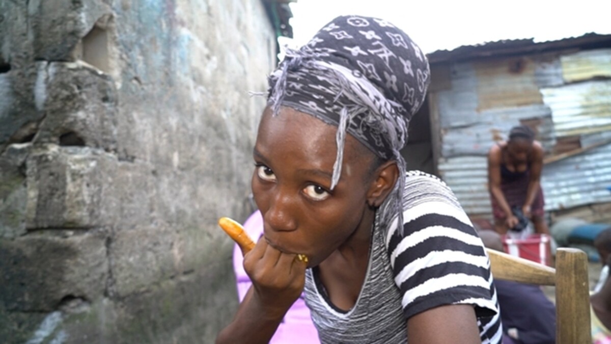 因伊波拉病毒家破人亡的賴比瑞亞少女向親戚蹭食