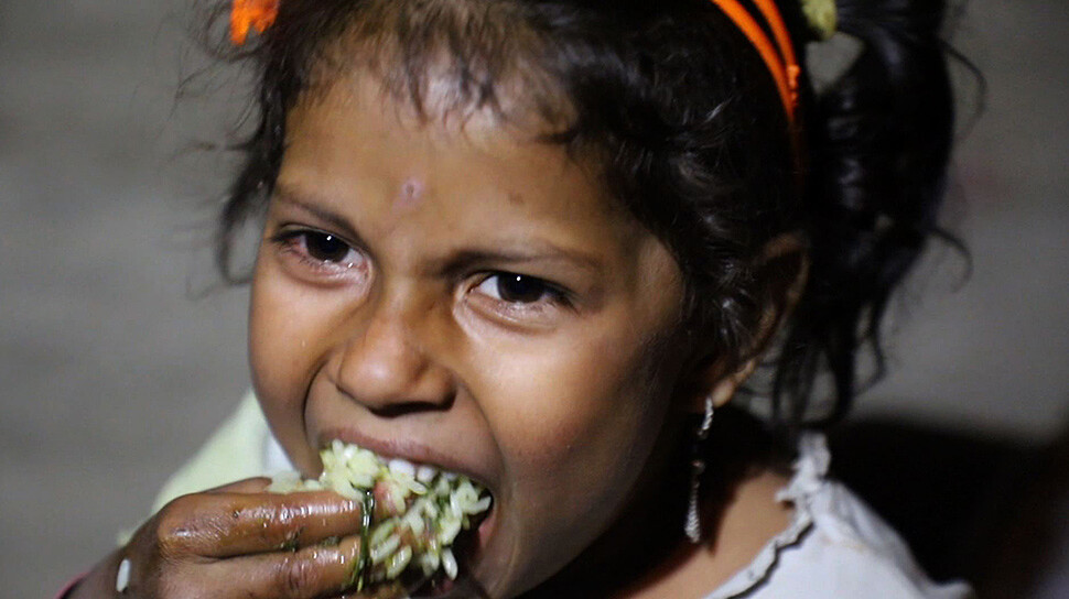 尼泊爾住在火葬場周圍的孩子