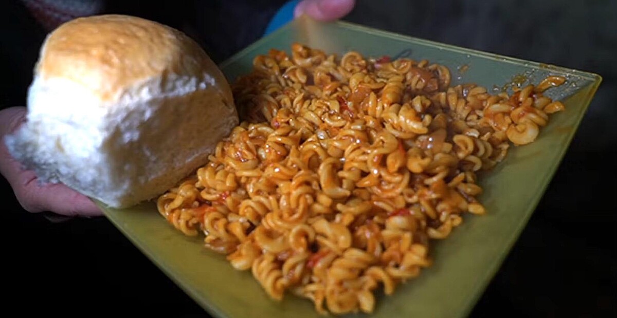 難民營的晚餐是麵包與義大利麵