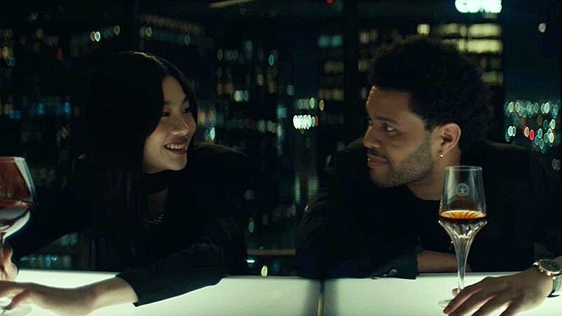 威肯〈Out of Time〉新MV深夜幽會《魷魚遊戲》鄭浩妍，金凱瑞化身超詭異恐怖醫生