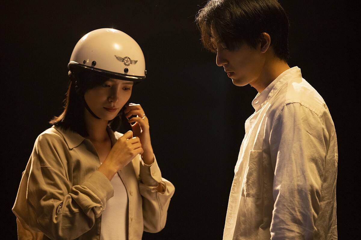 吳子霏（左）、邱昊奇在〈請別愛我〉詮釋戀愛中的起承轉合