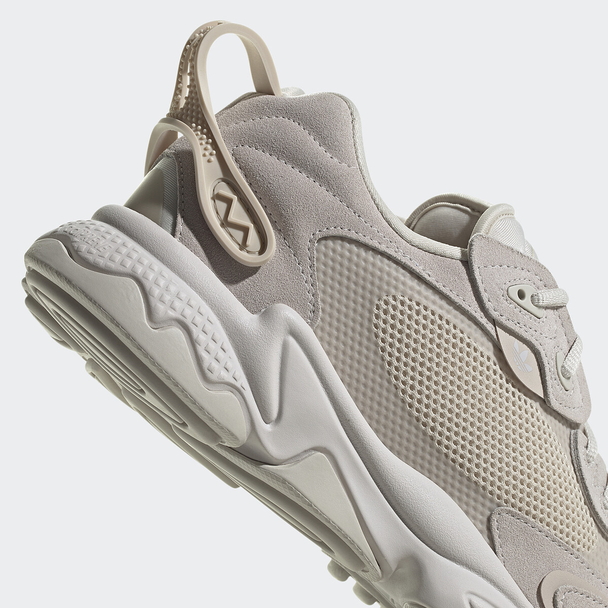 鞋跟的拉環換成Y字型的線條設計