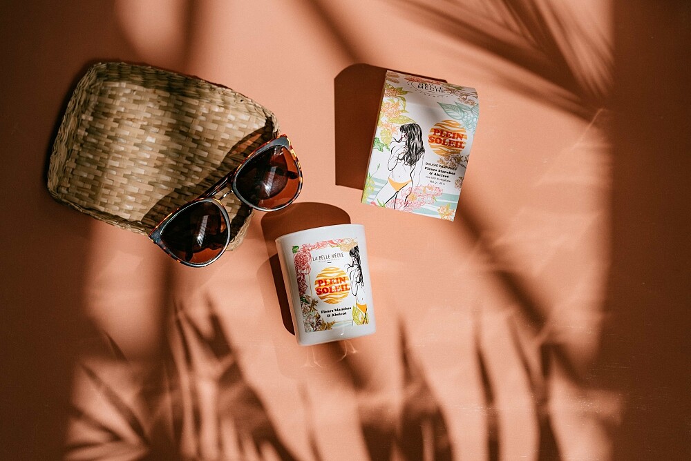 La Belle Mèche與插畫家Cécile Roubio合作推出年度插畫限量蠟燭－La Belle Mèche 陽光普照香氛蠟燭(圖片提供10/10 HOPE)。