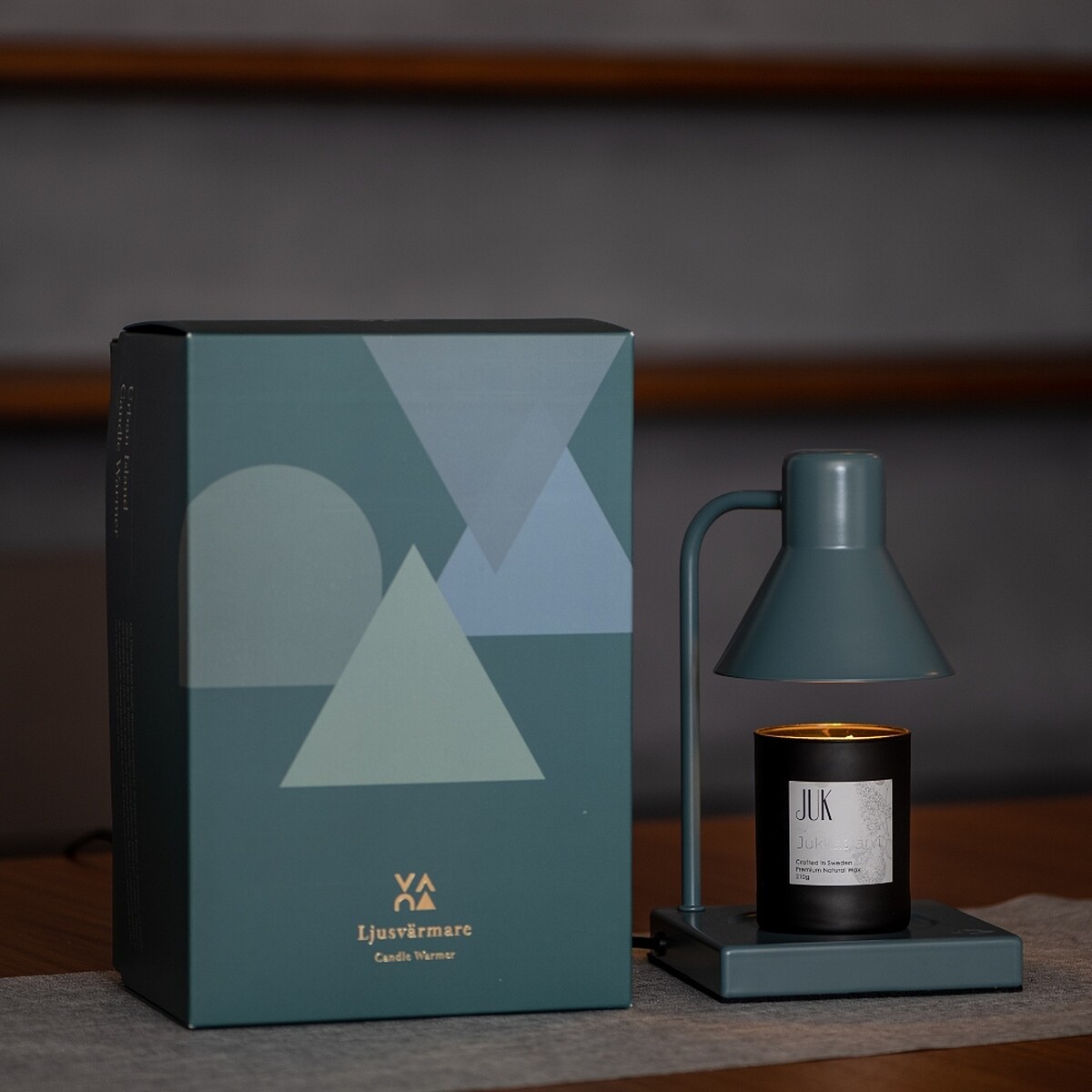 Vana Candles Urban Island都會島嶼香氛蠟燭暖燈禮盒-鼠尾草綠。