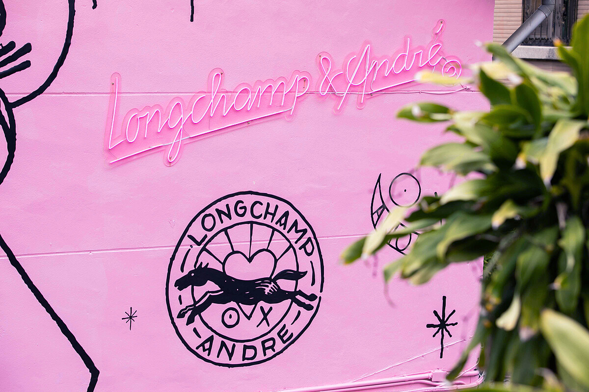 Andr&eacute;為此次合作所繪製出的聯名logo，原本奔騰的Longchamp駿馬也變身為可愛塗鴉