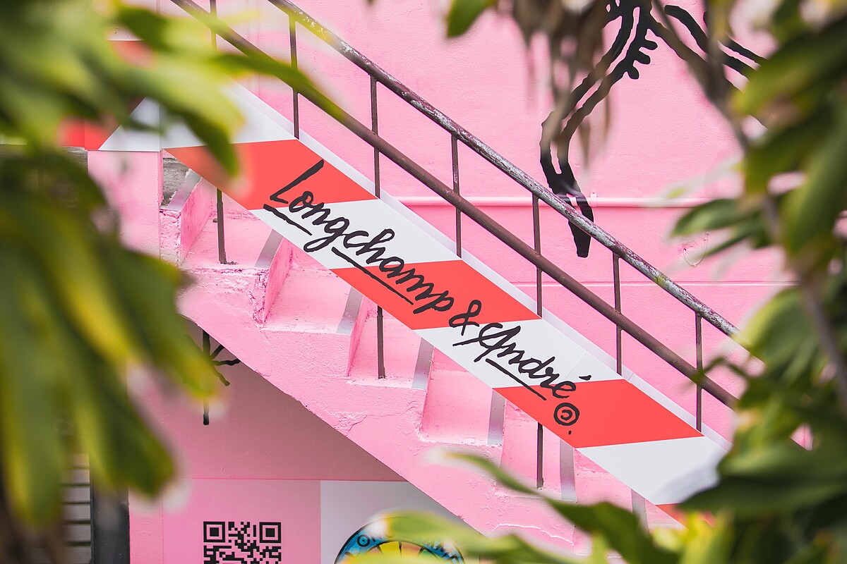 樓梯還有紅白相間的緞帶裝飾，有著十足的異國氛圍