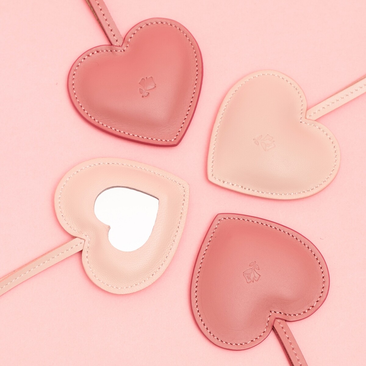 蘭蔻皮革愛心隨身鏡情境圖。