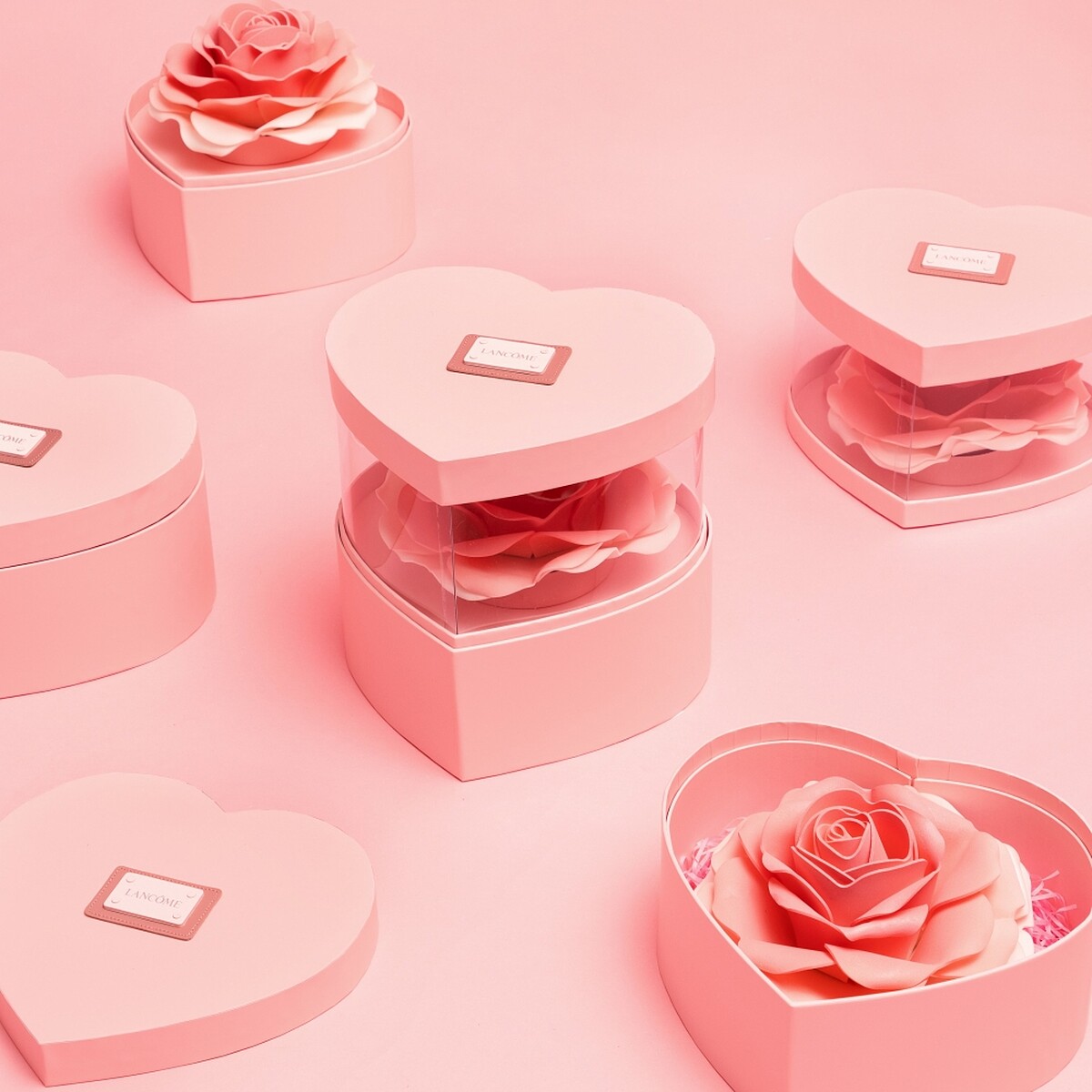 蘭蔻奢華甜寵愛心玫瑰花禮情境圖。