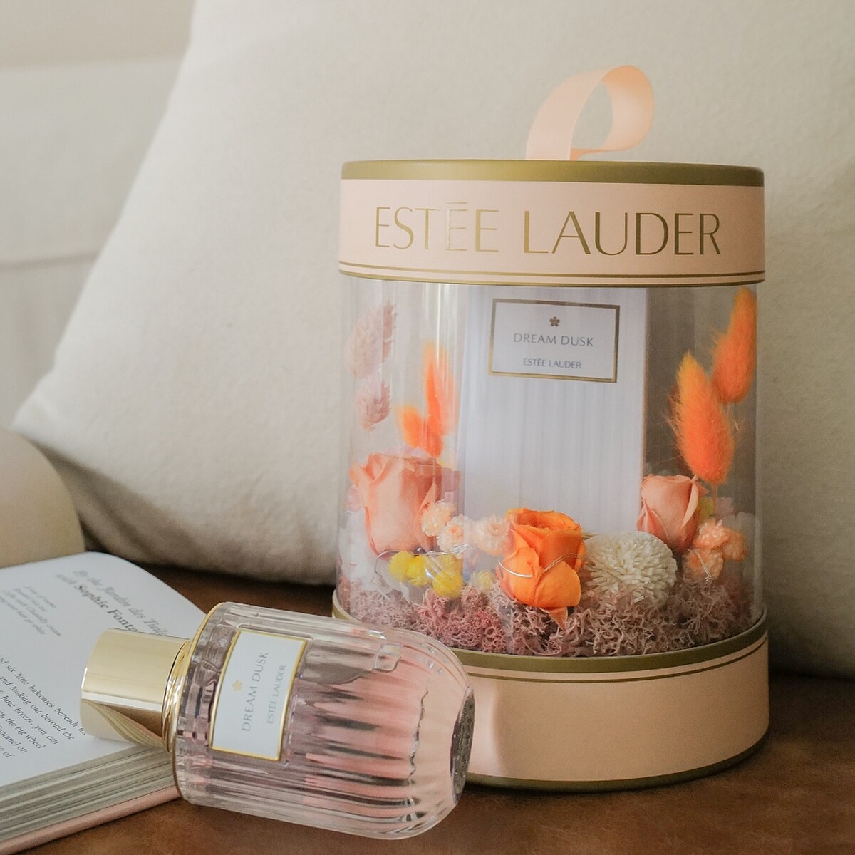 2022年雅詩蘭黛歌頌母親節限量奢華香氛獻禮情境圖。