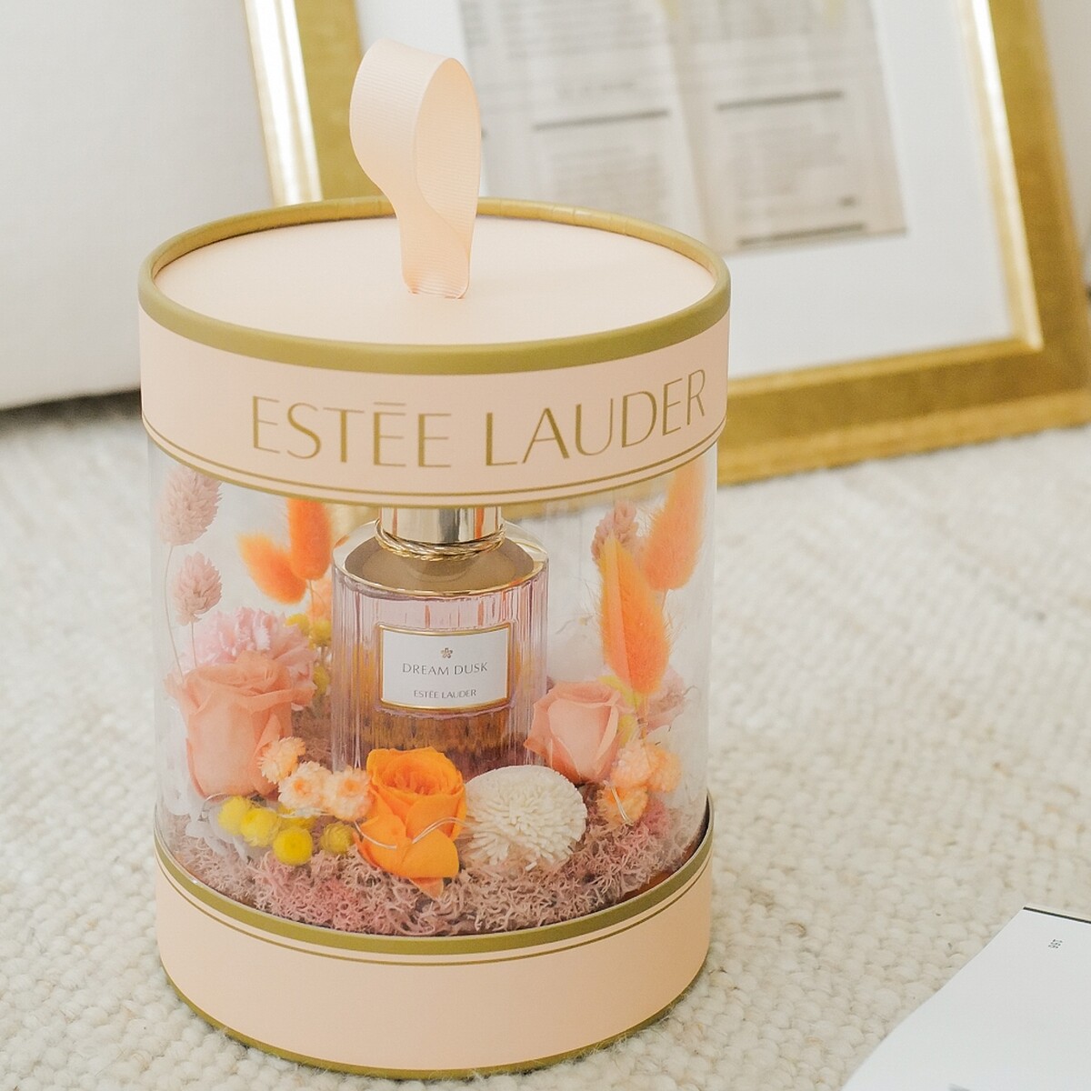 2022年雅詩蘭黛歌頌母親節限量奢華香氛獻禮情境圖。