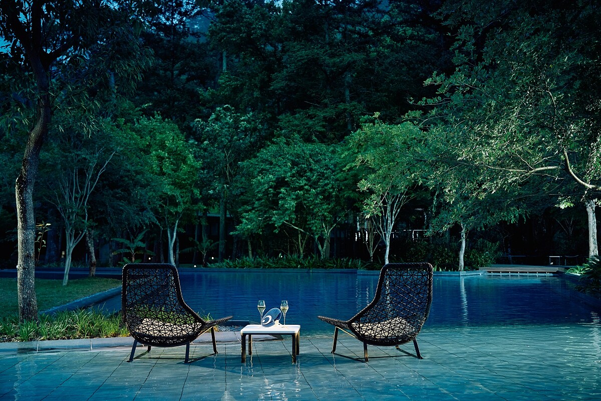 於池畔感受夜晚寧靜涼風輕撫。