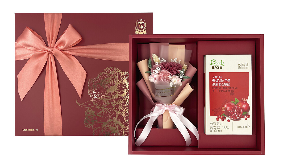 門市獨家限量「蔘愛媽咪永生花禮盒」精心選用日本進口永生康乃馨，讓媽媽感受浪漫的愛，還可以用高麗蔘石榴飲維持氣色紅潤，包準讓媽媽眉開眼笑！