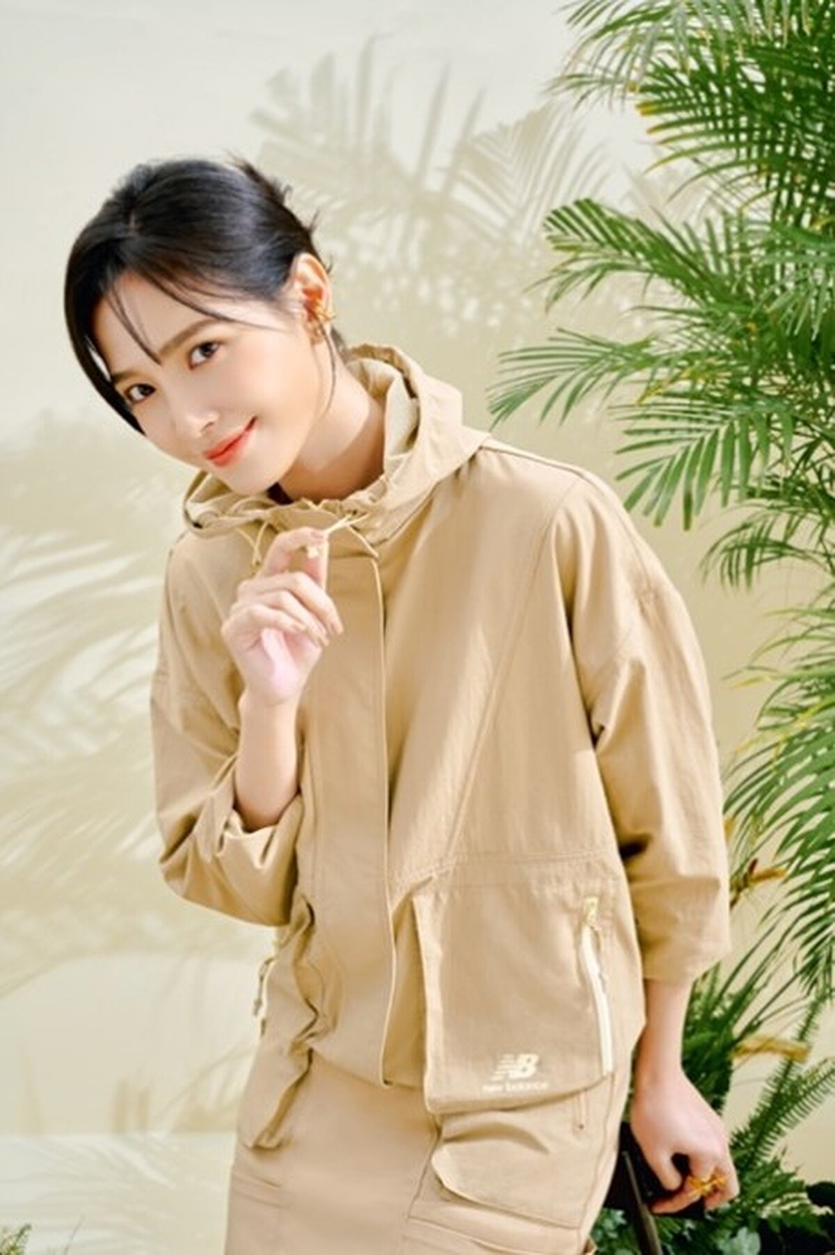 吳子霏著用UXC72KX鞋款（磚紅大地色）NT3,480