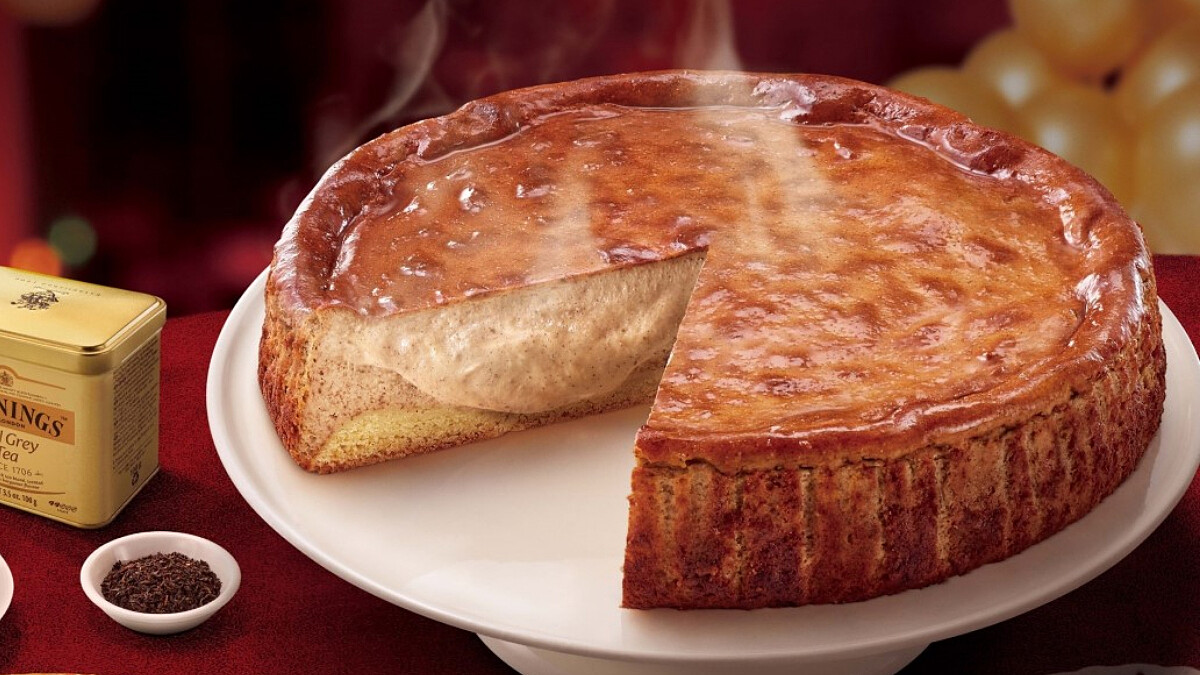 必勝客「巴斯克熔岩起司蛋糕」推出新口味！加入TWININGS皇家伯爵茶香，溫熱起司內餡太誘人