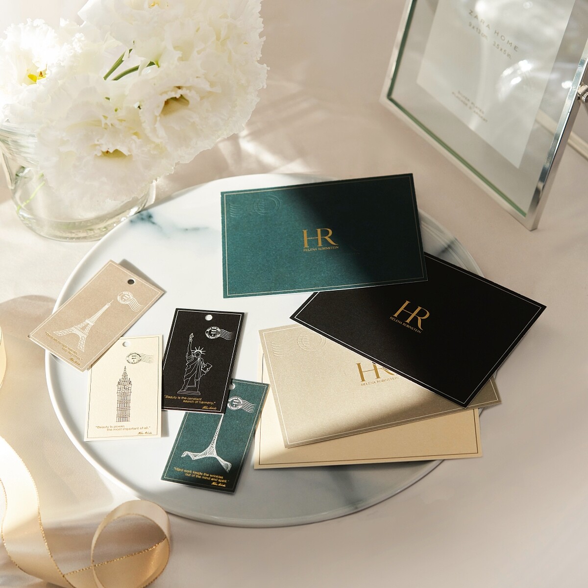 HR赫蓮娜環遊世界精緻卡片形象圖。