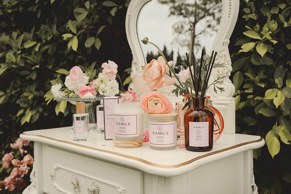 NAMUA那木瓦《牡丹.白麝香》全系列商品計有室內擴香、香氛蠟燭以及首次發表的精油香水，全新包裝上市。