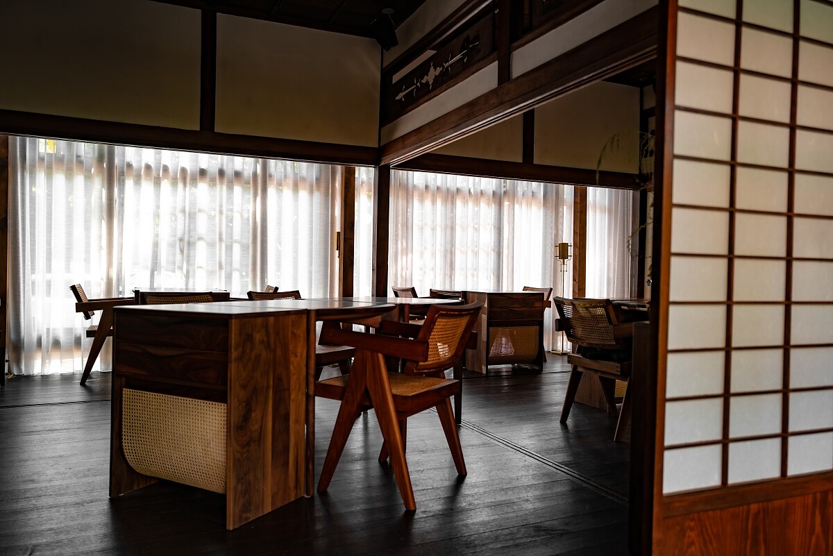 瑞士設計師 Pierre Jeanneret 的經典座椅 Easy Armchair，搭配的是台灣手工訂製品牌 Liipo studio 的胡桃木桌面。