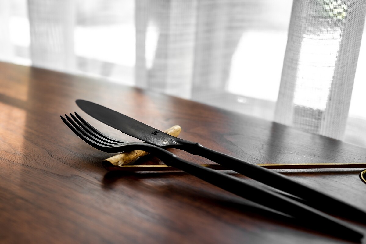 環保材質搭配流線造型的日本 ARAS 器皿，藝術飾品品牌 CharxChen 量身打造餐具架。