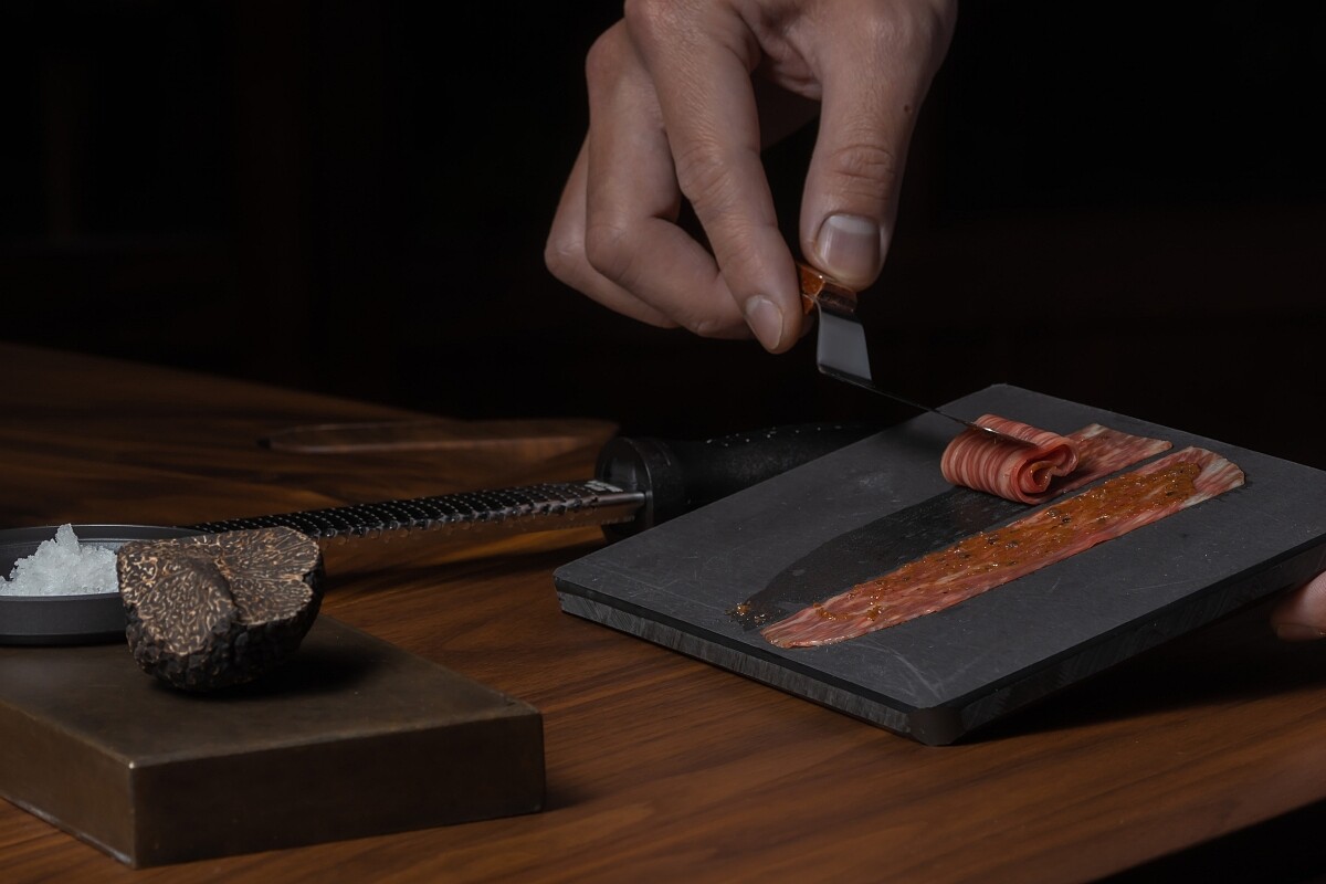 和牛生肉捲抹上發酵過的夏季松露。