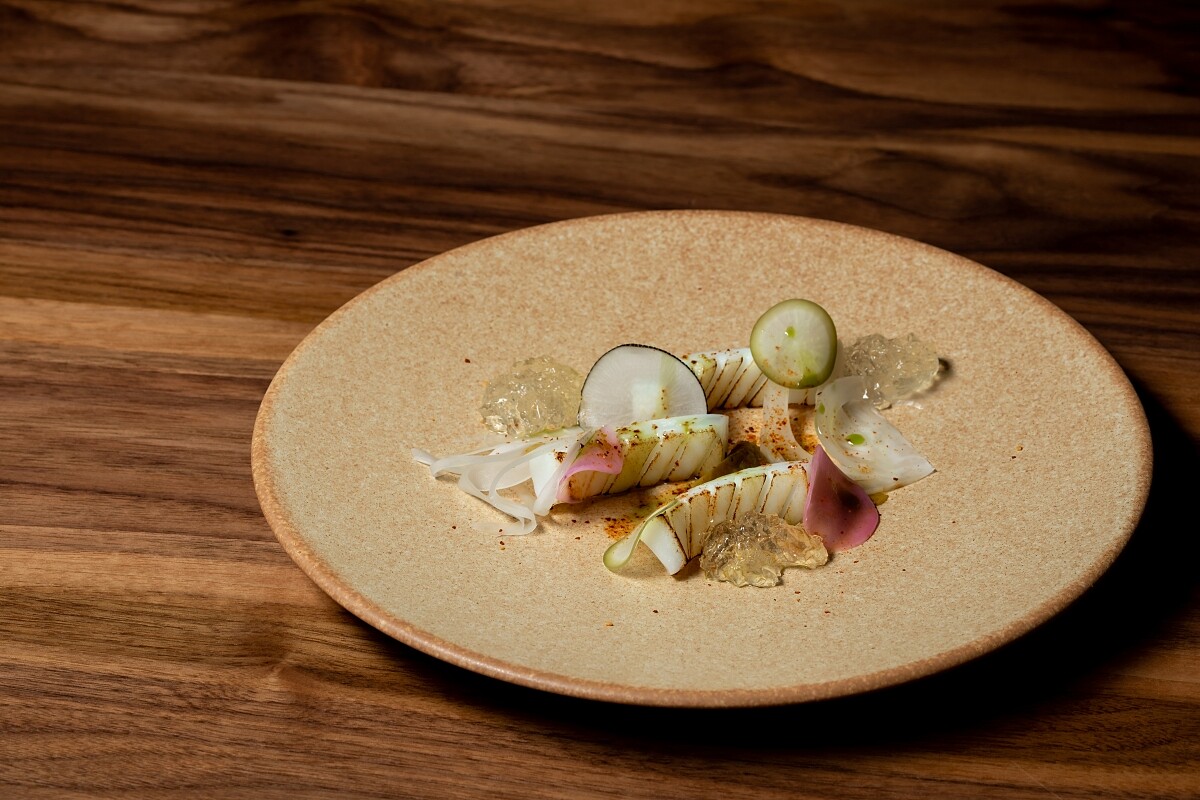 使用蕃茄三種型態表現「農業再生」，此為蕃茄凍搭配海鮮。