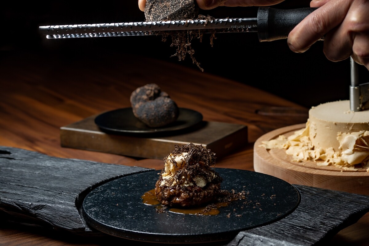 鴨肝奶油搭配漢堡排展現油脂與肉質。