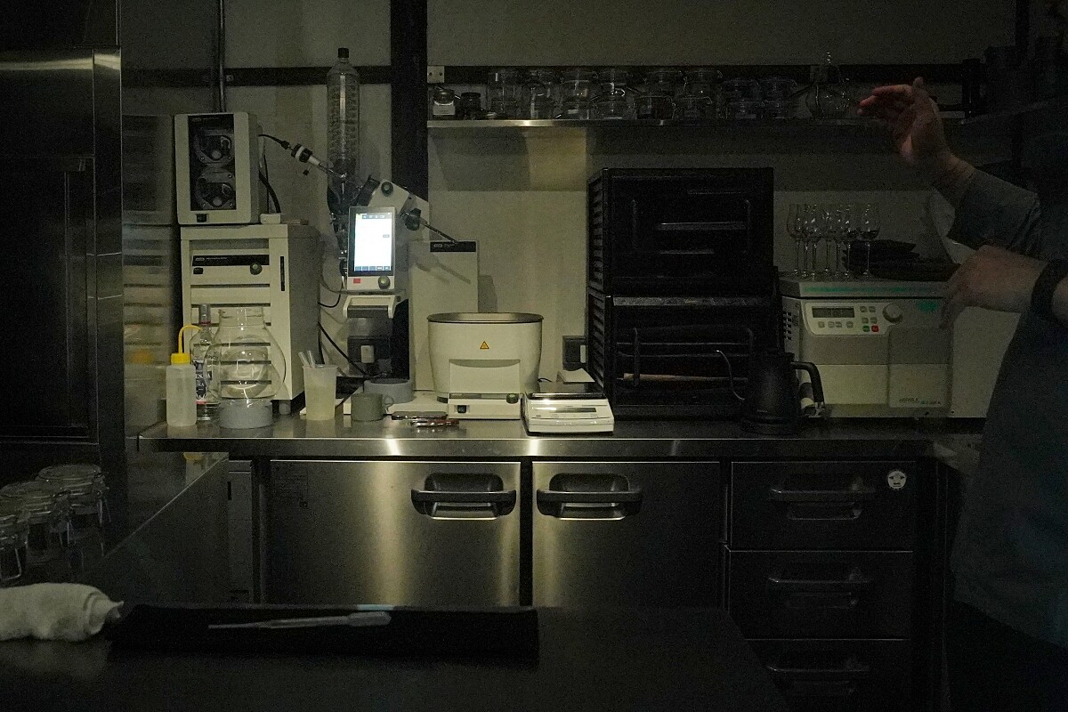 在老屋一角設有充滿儀器的實驗室廚房。