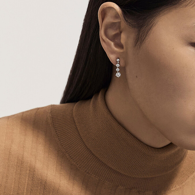 DE BEERS Arpeggia系列單行鑽石耳環 ，18K金鍍銠（可提升金屬耐用性與防褪色性），鑲嵌4顆爪鑲鑽石，中央主鑽0.64克拉，鑽石總重約1.3克拉，售價NT$419,000元 &uarr;