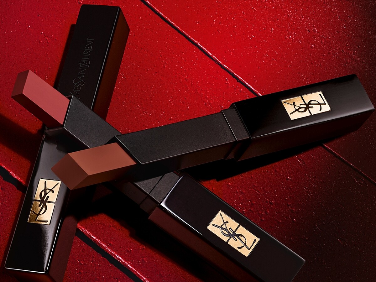 YSL「黑絲絨煙管唇膏」禁忌緋紅系列主視覺。