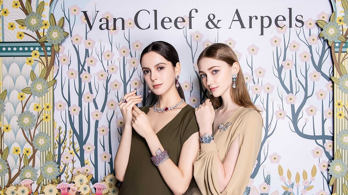 一生難得見到一次的奢華絕美-- Van Cleef &amp; Arpels梵克雅寶高級珠寶展，以絢麗繽紛的寶石詩篇，開啟和煦的爛漫春光！