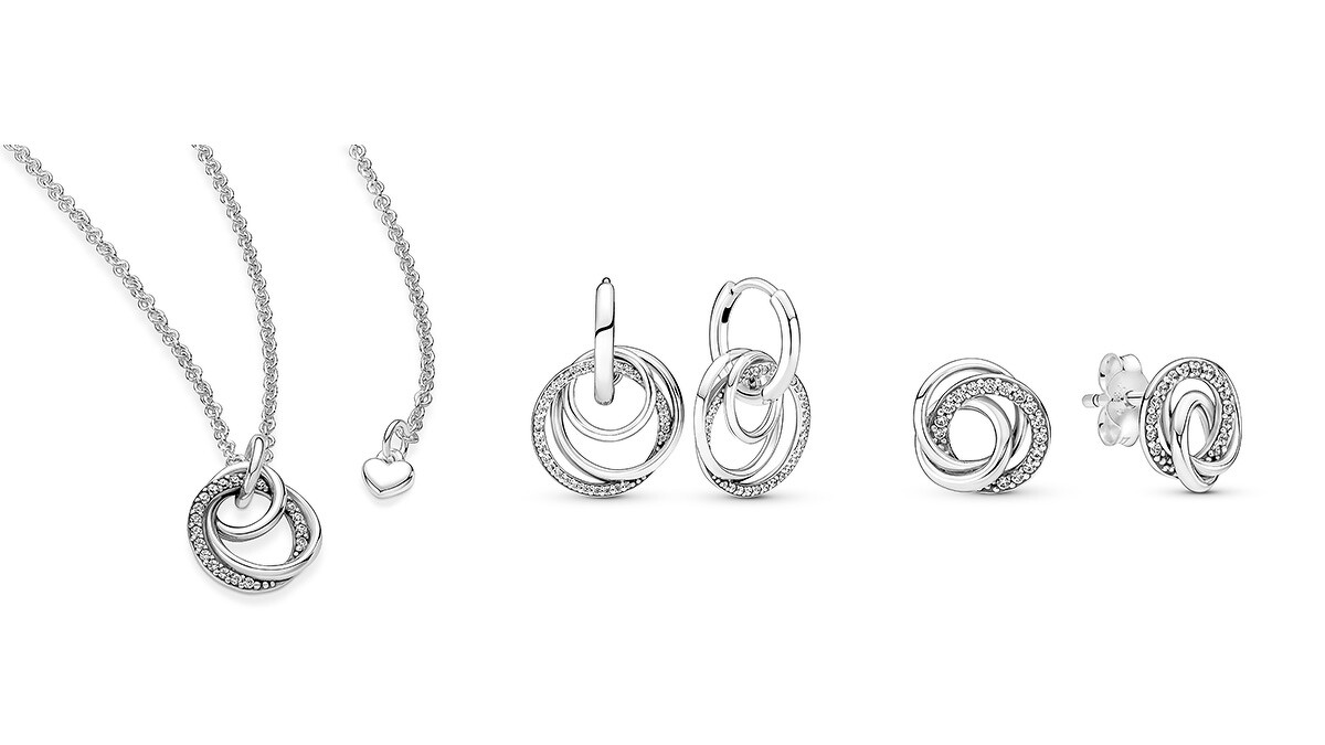 永恆親情圓環吊墜項鏈 NT$2,880、永恆親情圓環耳環 NT$3,280、永恆親情圓環針式耳環 NT$2,080。