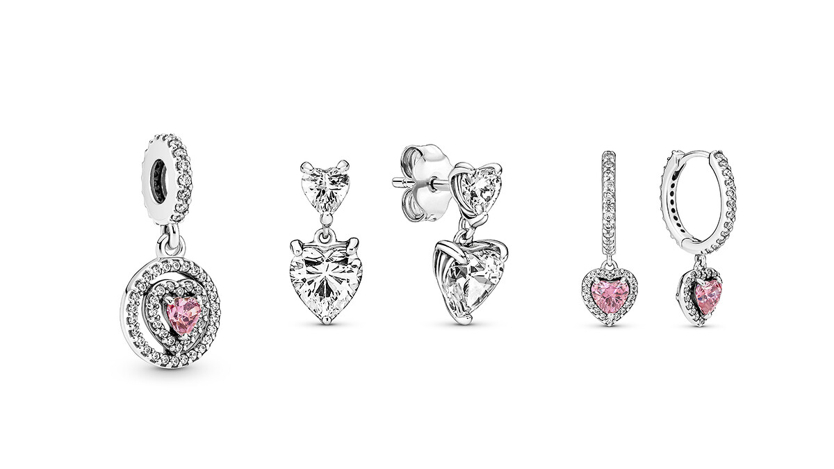 璀璨愛心光環吊飾NT$2,480、璀璨雙心針式耳環NT$2,480、璀璨愛心耳環NT$3,680。