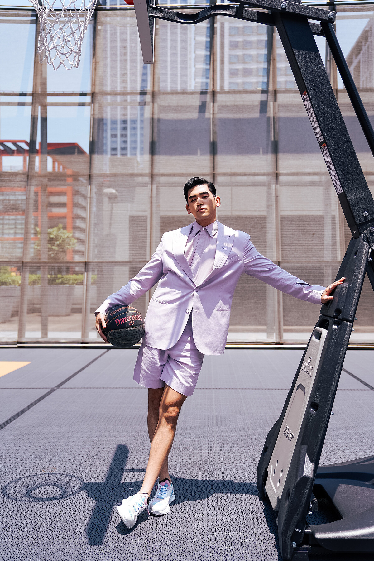 身高190公分的UTA笑說在東京搭電車時常很容易被把手打到臉