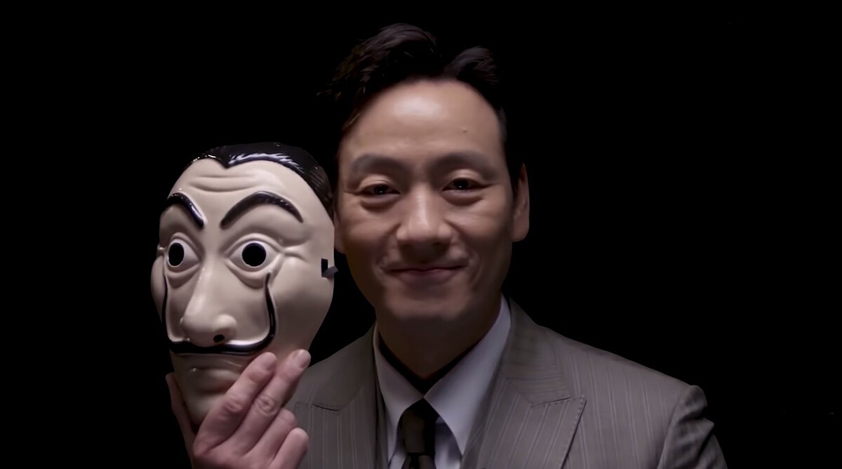 朴海秀手持原版《紙房子》柏林送的達利面具